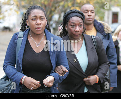 Gee Verona-Walker (Right), mother of Anthony Walker, arrives at Liverpool Crown Court with family members, Tuesday November 15 2005, where the two men accused of bludgeoning Anthony Walker to death with an axe go on trial. Paul Taylor and Michael Barton, aged 20 and 17, allegedly attacked the 18-year-old in July as he walked through Huyton, Merseyside, with his girlfriend and cousin. See PA story COURTS Axe. PRESS ASSOCIATION Photo. Photo credit should read: Martin Rickett/PA Stock Photo