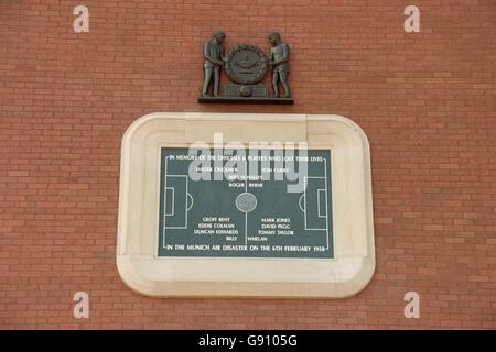 Plaque given in memory of the Manchester United players who died in the Munich Air crash Stock Photo