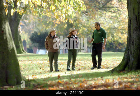 Handsworth Park Ranger Mohammed Yaqub shows visiting New York Park Rangers Sara Hobel (centre) and Sarah Aucion around his park in the Birmingham suburbs today, Thursday 1st November 2005. The New York Rangers are on a week long tour of the UK to show how neglected parks can be turned into successful vibrant places within the community See PA Story ENVIRONMENT Parks. PRESS ASSOCIATION PHOTO. Photo Credit Should Read David Jones/PA. Stock Photo