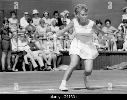 Tennis - Wimbledon Championships - Ladies Singles - Semi Final - Lesley Turner Bowery v Maria Bueno Stock Photo