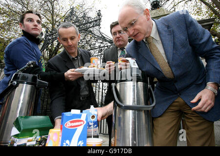 Green Party TD's r-l John Gormley,Dan Boyle and Ciaran Cuffe with Ewan Kelly of Young Greens (left) outside Leinster House Dublin Wednesday Nov 23 2005 having a cup of Fair Trade Tea and Biscuits.The Young Greens were launching 'Fair Trade Nation' calling on all State Organisations to use Fair Trade Products. See PA Story POLITICS Free Trade. PRESS ASSOCIATION PHOTO. Photo credit should read Julien Behal./PA Stock Photo
