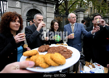 Green Party TD's and Counsellors Left to Right Deidre de Burca,Ciaran Cuffe,Molly Walsh of Young Greens,John Gormley and Dan Boyle outside Leinster House Dublin Wednesday Nov 23 2005 having a cup of Fair Trade Tea and Biscuits.The Young Greens were launching 'Fair Trade Nation' calling on all State Organisations to use Fair Trade Products. See PA Story POLITICS Free Trade PRESS ASSOCIATION PHOTO Photo credit should read : Julien Behal./PA Stock Photo