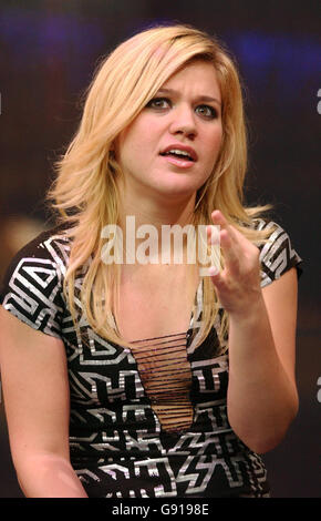 Kelly Clarkson during her guest appearance on MTV's TRL - Total Request Live-show Wednesday 30th November 2005, held at their studios in Leicester Square, central London. PRESS ASSOCIATION Photo. Photo credit should read: Anthony Harvey/PA Stock Photo