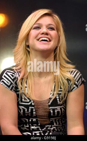 Kelly Clarkson during her guest appearance on MTV's TRL - Total Request Live-show Wednesday 30th November 2005, held at their studios in Leicester Square, central London. PRESS ASSOCIATION Photo. Photo credit should read: Anthony Harvey/PA Stock Photo