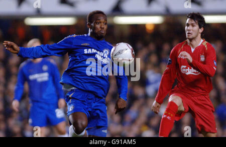 Chelsea's Michael Essien (R) keeps the ball from Liverpool's Luis Garcia during the UEFA Champions League match at Stamford Bridge, London, Tuesday December 6, 2005. PRESS ASSOCIATION Photo. Photo credit should read: Sean Dempsey/PA. Stock Photo