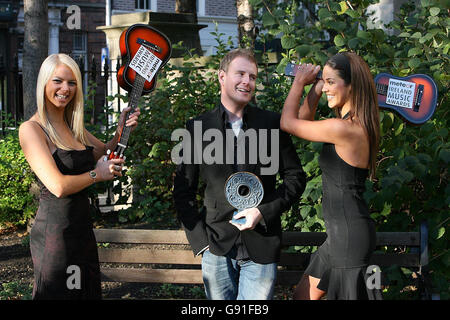 Television presenter Patrick Kielty with models Glenda Gilson and Maeve Carey (left) at the launch of the 2006 Meteor Ireland Music Awards in the Mansion House, Dublin. Patrick will host the awards which take place on February 2, 2006. Stock Photo