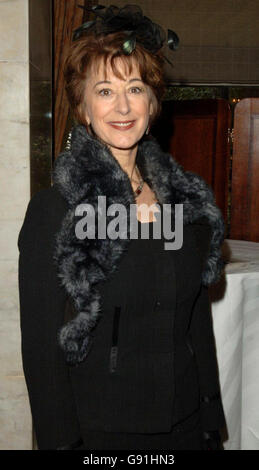 Actress Maureen Lipman on Monday 28 November 2005 at the 51st Evening Standard Theatre awards held at the Savoy Hotel in central London. See PA story SHOWBIZ Awards. PRESS ASSOCIATION Photo. Photo Credit should read: Steve Parsons/PA. Stock Photo