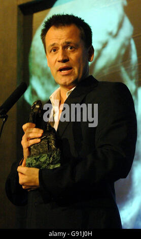 Michael Grandage wins the Sydney Edwards Award for Best Director on Monday 28 November 2005 at the 51st Evening Standard Theatre awards held at the Savoy Hotel in central London. See PA story SHOWBIZ Awards. PRESS ASSOCIATION Photo. Photo Credit should read: Steve Parsons/PA. Stock Photo