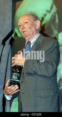 Brian Friel wins the Best Play award for his play The Home Place on Monday 28 November 2005 at the 51st Evening Standard Theatre awards held at the Savoy Hotel in central London. See PA story SHOWBIZ Awards. PRESS ASSOCIATION Photo. Photo Credit should read: Steve Parsons/PA. Stock Photo