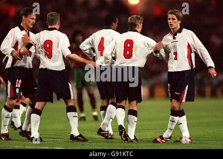 (left-right) Teddy Sheringham of England helps to organise a defensive wall for a Portugal free kick with teammates Alan Shearer, Paul Ince, David Batty and David Beckham Stock Photo