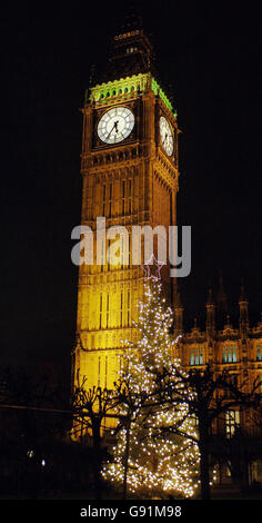 The Christmas tree in front of Big Ben, in Palace Square Yard Westminster, Monday 5 December 2005. PRESS ASSOCIATION Photo. Photo credit should read: John Stillwell/PA STAND ALONE PICTURE Stock Photo