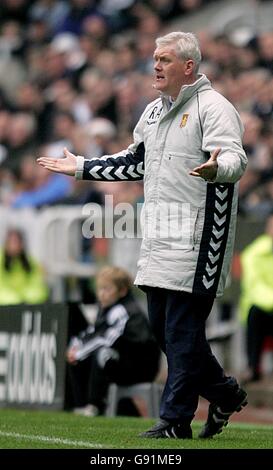 Soccer - FA Barclays Premiership - Newcastle United v Aston Villa - St James' Park Stock Photo