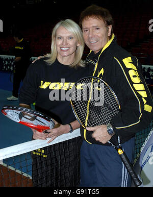 Anneka Rice and Sir Cliff Richard at the Cliff Richard Tennis Classic, a charity tennis tournament, which is held at the National Indoor Arena in Birmingham, Saturday December 17, 2005. This is the final tennis Classic which Sir Cliff will hold. PRESS ASSOCIATION Photo. Photo credit should read: Steve Parsons/PA. Stock Photo