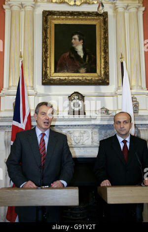 Britain's Prime Minister Tony Blair (L) answers a reporter's question during a joint news conference with visiting Polish Prime Minister Kazimierz Marcinkiewicz (R) at No.10 Downing Street in central London, Thursday November 24, 2005. Marcinkiewicz is in London for a two-day official visit. PRESS ASSOCIATION Photo. Photo credit should read: AP/Lefteris Pitarakis/WPA rota/PA. Stock Photo