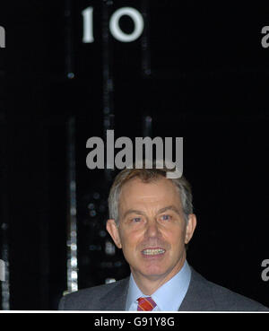 British Prime Minister Tony Blair bids farewell to new German Chancellor Angela Merkel as she leaves No10 Downing Street in London following talks, Thursday 24th November. See PA story POLITICS Blair. PRESS ASSOCIATION Photo. Photo credit should read: Ian Nicholson/PA. Stock Photo