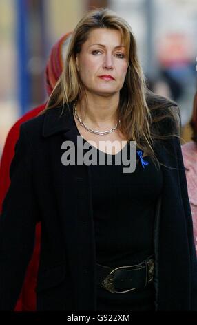 Mary Wragg arrives for the afternoon at Lewes Crown Court in Sussex, December 9th, 2005, as the trial continues into the death of her 10-year-old son Jacob on July 24 last year. Stock Photo