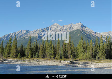 Kootenay River and mountains, Kootenay national park, British Columbia, Canada Stock Photo