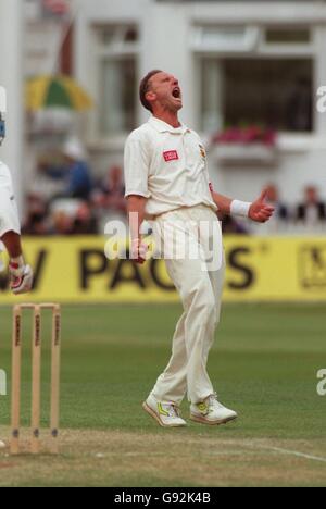 Cricket - Fourth Cornhill Test - England v South Africa - Trent Bridge - Fourth Day. South Africa's fast bowler Allan Donald reacts after wicketkeeper Mark Boucher dropped a chance from England's Nasser Hussain Stock Photo
