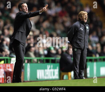 Livingston's manager Paul Lambert instructs his team alongside Celtic's manager Gordon Strachan (R) during the Bank of Scotland Scottish Premier League match at Celtic Park, Glasgow, Monday December 26, 2005. PRESS ASSOCIATION Photo. Photo credit should read: Andrew Milligan/PA **EDITORIAL USE ONLY** Stock Photo