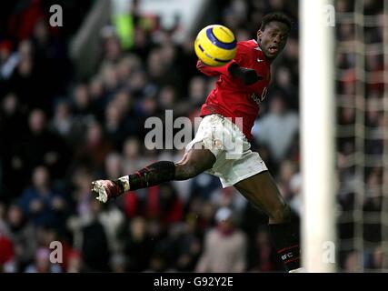 Soccer - FA Barclays Premiership - Manchester United v Bolton Wanderers - Old Trafford. Manchester United's Louis Saha scores Stock Photo