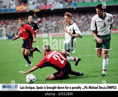 Soccer - World Cup France 98 - Group D - Spain v Bulgaria. Bulgaria's Anatoli Nankov (right) brings down Luis Enrique of Spain (left) to concede a penalty Stock Photo