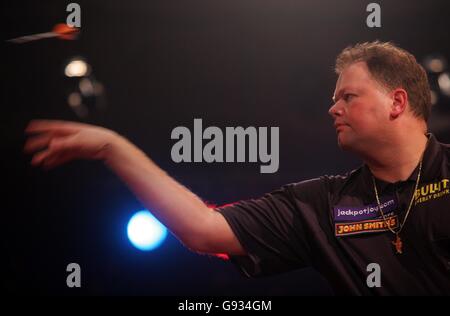 Darts - Lakeside BDO World Professional Championship 2006 - Raymond Barneveld v Tony O'Shea - Frimley Green Stock Photo