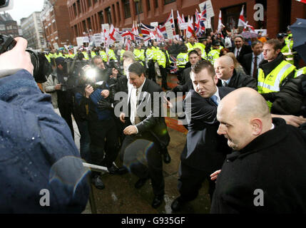 British National Party leader Nick Griffin (centre - checked tie) arrives at Leeds Crown Court, Monday January 16, 2006, where he is due to go on trial today on race-hate charges arising out of an undercover documentary about the party. Mr Griffin was charged following a police investigation stemming from the broadcast of the BBC Secret Agent programme, which featured a number of BNP activists. See PA story COURTS BNP. PRESS ASSOCIATION photo. Photo credit should read: Owen Humphries/PA. Stock Photo