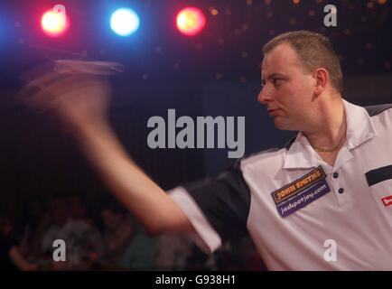 Darts - Lakeside BDO World Professional Championship 2006 - Paul Hanvidge v Shaun Greatbatch - Frimley Green Stock Photo