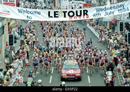 Library file dated 06/07/1994 of cyclists passing through the streets of Dover, Kent at the start of the Le Tour a two day excursion of the Tour de France into England. London will host the start of the 2007 Tour de France, it was confirmed today, Tuesday January 24, 2006. The race, which attracted around three million spectators on its last appearance on English roads, will visit the UK for only the third time in its 103-year history. See PA story CYCLING Tour. PRESS ASSOCIATION Photo. Photo credit should read: Martin Keene/PA. Stock Photo