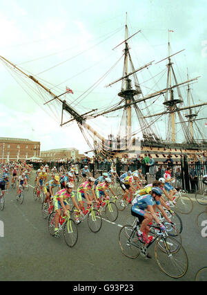 Library file dated 07/07/1994 of cyclists passing HMS Victory at the start of the second leg of Le Tour, the British stage of the Tour de France, in Portsmouth Dockyard. London will host the start of the 2007 Tour de France, it was confirmed today, Tuesday January 24, 2006. The race, which attracted around three million spectators on its last appearance on English roads, will visit the UK for only the third time in its 103-year history. See PA story CYCLING Tour. PRESS ASSOCIATION Photo. Photo credit should read: Martin Keene/PA. Stock Photo