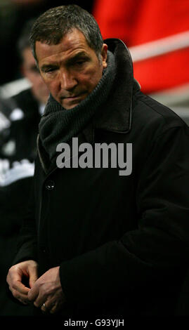 Newcastle United manager Graeme Souness looks dejected ahead of the Barclays Premiership match against Manchester City. Souness' ill-fated reign ended, Thursday February 2, 2004, as chairman Freddy Shepherd finally decided to cut his losses and opt for change. After 16 turbulent months at the St James' Park helm, the 52-year-old Scot headed for the exit door as Shepherd axed the fourth manager of his tenure and prepared to start again. See PA story SOCCER Newcastle Souness. PRESS ASSOCIATION Photo. Photo credit should read: Nick Potts/PA. 01/02/2006 Stock Photo