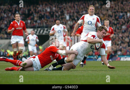 England's Mark Cueto scores a try despite the attentions of Wales' Shane Williams during the RBS 6 Nations match at Twickenham, London, Saturday February 4, 2006. PRESS ASSOCIATION photo. Photo credit should read: David Jones/PA. Stock Photo