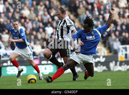 Portsmouth's Linvoy Primus challenges Newcastle United's Alan Shearer during the Barclays Premiership match at St James Park, Newcastle, Saturday February 4, 2006. PRESS ASSOCIATION photo. Photo credit should read: Owen Humphreys/PA. Stock Photo