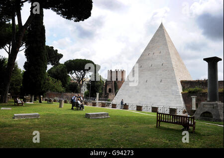 Rome, Italy. Pyramid of Caius Cestius. Picture by Paul Heyes, Wednesday June 01, 2016.  Rome, Italy. Picture by Paul Heyes, Wedn Stock Photo