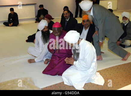 The Archbishop of York, the Most Rev. Dr John Sentamu with priests in the Worship Hall of the Guru Nanak Gurdwara Sikh temple, Tuesday February 21 2006, during his visit to the Beeston area of Leeds. See PA Story RELIGION Archbishop. PRESS ASSOCIATION photo. Picture credit should read: John Giles/PA Stock Photo