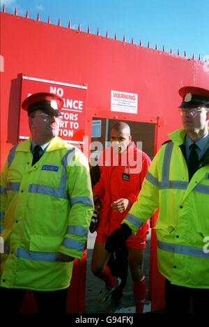 Soccer - FA Carling Premiership - Pierre Van Hooijdonk Returns To Nottingham Forest. Pierre Van Hooijdonk, Nottingham Forest emerges for training Stock Photo