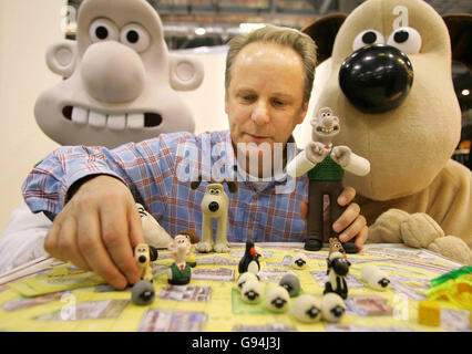 PA File image dated Wednesday 25 January 2006 showing animator Nick Park (with his creations Wallace and Gromit), whose film 'Wallace and Gromit; Curse of the Were-Rabbit' has just been nominated for Best Animation for the forthcoming Academy Awards, London, Tuesday 31 January 2006. PRESS ASSOCIATION photo. Photo Credit should read: Ian West/PA. Stock Photo