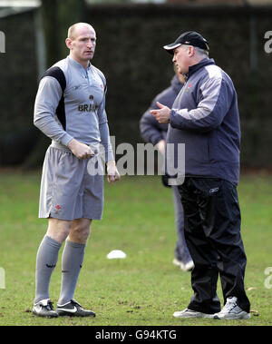 Wales coach Mike Ruddock (R) chats with his captain Gareth Thomas during a training session at Sophia Gardens, Cardiff, Thursday February 9, 2006, ahead of their RBS 6 Nations match against Scotland on Sunday. PRESS ASSOCIATION Photo. Photo credit should read: David Davies/PA. Stock Photo