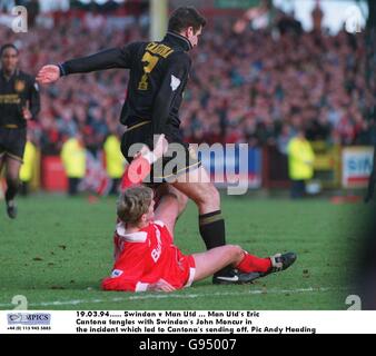 Soccer - FA Carling Premiership - Swindon Town v Manchester United - County Ground Stock Photo