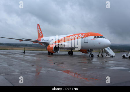 Easy Jet Aircraft positioning at London Gatwick Airport.  SCO 10,515. Stock Photo