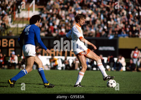 Soccer - World Cup Argentina 78 - Group A - Italy v Holland - Monumental Stadium. Rob Rensenbrink, Holland (r) Stock Photo