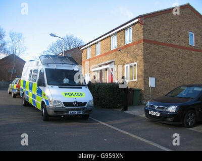 A police van and officers outside a house in Lambersart Close, near Southborough in Kent, Sunday February 26, 2006, as the search for the Securitas depot robbers continues. Detectives investigating the multi-million pound raid today said they had carried out a 'number of raids' overnight as the net closes in on the robbers. Kent Police also said it had made a sixth arrest in connection with the inquiry. The man aged 49, who was held yesterday, was later released on bail. See PA story POLICE Robbery. PRESS ASSOCIATION photo. Photo credit should read: Matt Adams/PA. Stock Photo