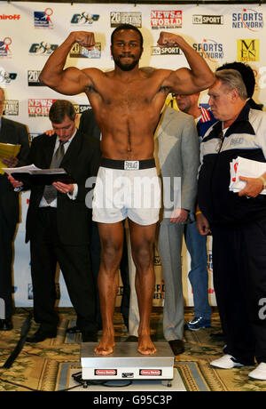 USA's Jeff Lacy during the weigh-in at the Midland Hotel, Manchester, Friday March 3, 2006. Joe Calzaghe and Lacy will fight for the WBO & IBF Super-Middleweight Championship of the World tomorrow night at the MEN Arena. See PA story BOXING Calzaghe. PRESS ASSOCIATION Photo. Photo credit should read: Nick Potts/PA. Stock Photo