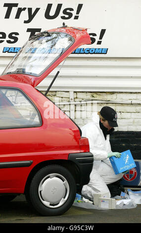 Police investigating the multi-million pound robbery at the Tonbridge Securitas depot search a garage in Wateringbury, Kent, Friday March 3 2006, as two more men were charged in relation to the raid. Jetmir Bucpapa, 24, of Tonbridge and Lea John Rusha, 33, of Southborough, were both charged with conspiracy to commit robbery. See PA story COURTS Robbery. PRESS ASSOCIATION photo. Picture credit should read: Gareth Fuller/PA. Stock Photo