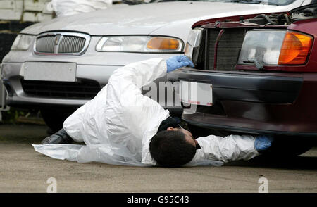 Police investigating the multi-million pound robbery at the Tonbridge Securitas depot search a garage in Wateringbury, Kent, Friday March 3 2006, as two more men were charged in relation to the raid. Jetmir Bucpapa, 24, of Tonbridge and Lea John Rusha, 33, of Southborough, were both charged with conspiracy to commit robbery. See PA story COURTS Robbery. PRESS ASSOCIATION photo. Picture credit should read: Gareth Fuller/PA. Stock Photo