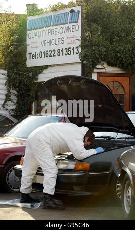 Police investigating the multi-million pound robbery at the Tonbridge Securitas depot search a garage in Wateringbury, Kent, Friday March 3 2006. See PA story COURTS Robbery. PRESS ASSOCIATION photo. Picture credit should read: Gareth Fuller/PA. Stock Photo