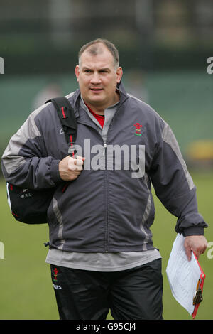 Wales coach Mike Ruddock during a training session at Sophia Gardens, Cardiff, Thursday February 9, 2006, ahead of their RBS 6 Nations match against Scotland on Sunday. PRESS ASSOCIATION Photo. Photo credit should read: David Davies/PA. Stock Photo