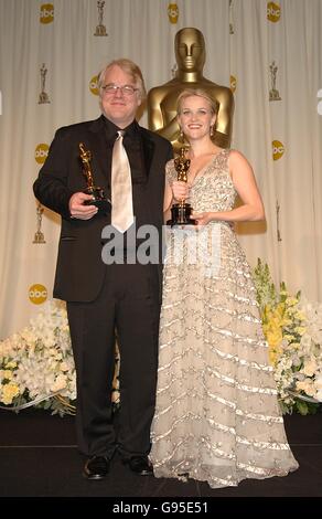 Philip Seymour Hoffman with the award for Best Performance by an Actor in a Leading Role in Capote and Reese Witherspoon with her Best Actress Oscar for her role in Walk The Line Stock Photo