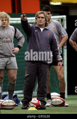 Scott Johnson leads Wales a training session at The Barn, Vale of Glamorgan Hotel, Hensol, nr Cardiff, Wednesday February 15, 2006. See PA story RUGBYU Wales. PRESS ASSOCIATION Photo. Photo credit should read: David Davies/PA. Stock Photo