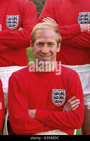 Soccer - World Cup Winners 1966 - England Team With World Cup. Bobby Charlton, England Stock Photo